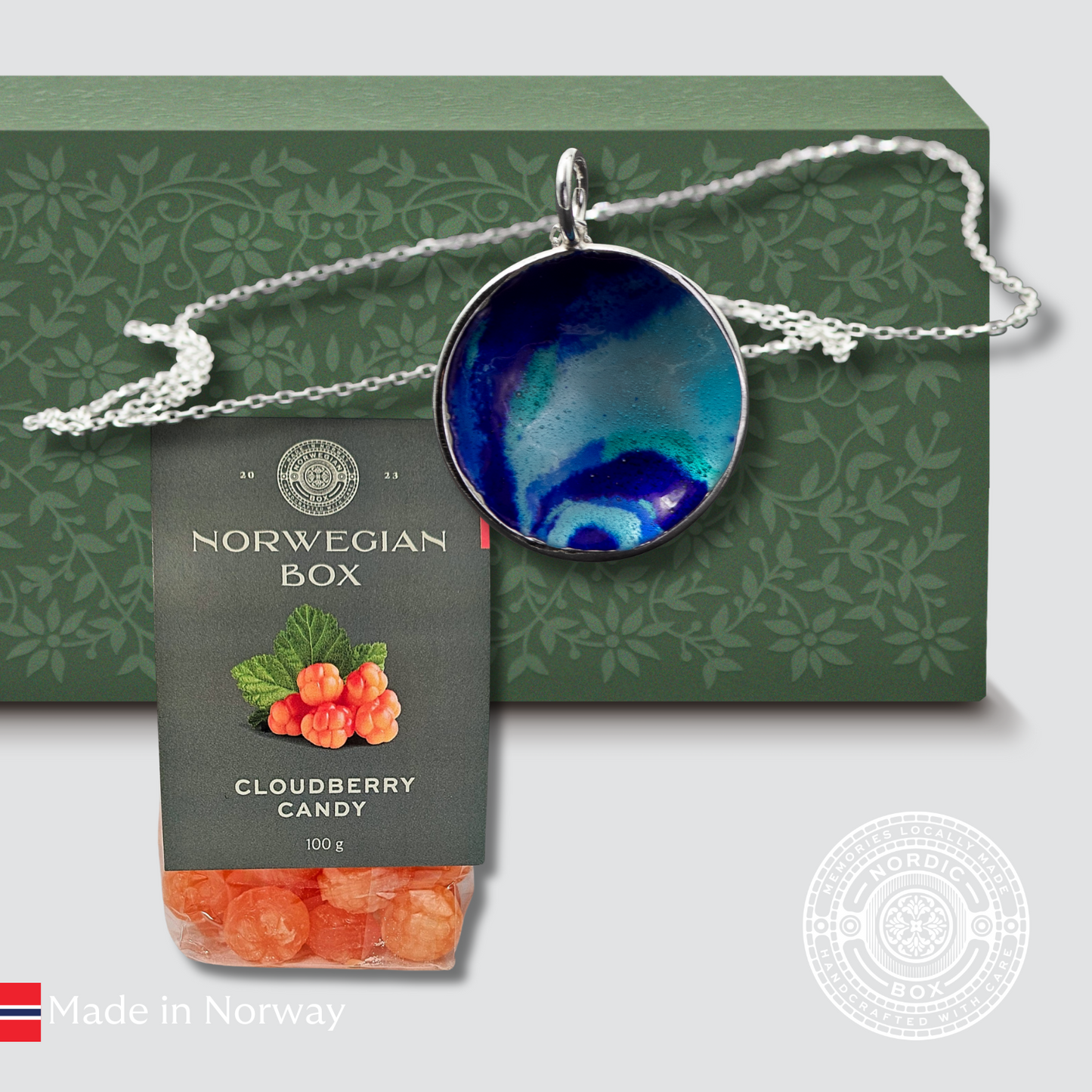 Halskette „Nordlichter“ aus Silber und Emaille und Clouberry-Bonbons