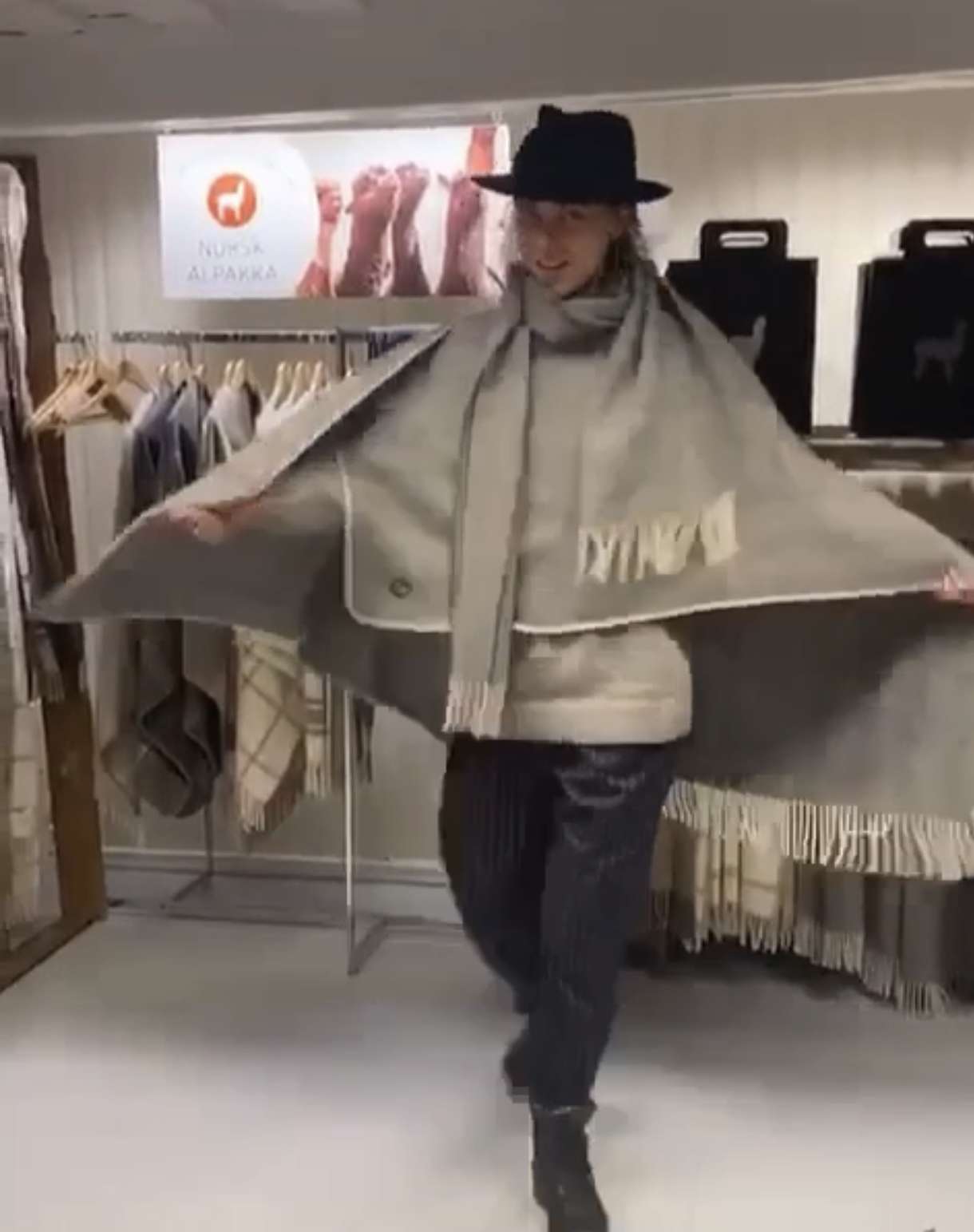Poncho / cape med gaveeske