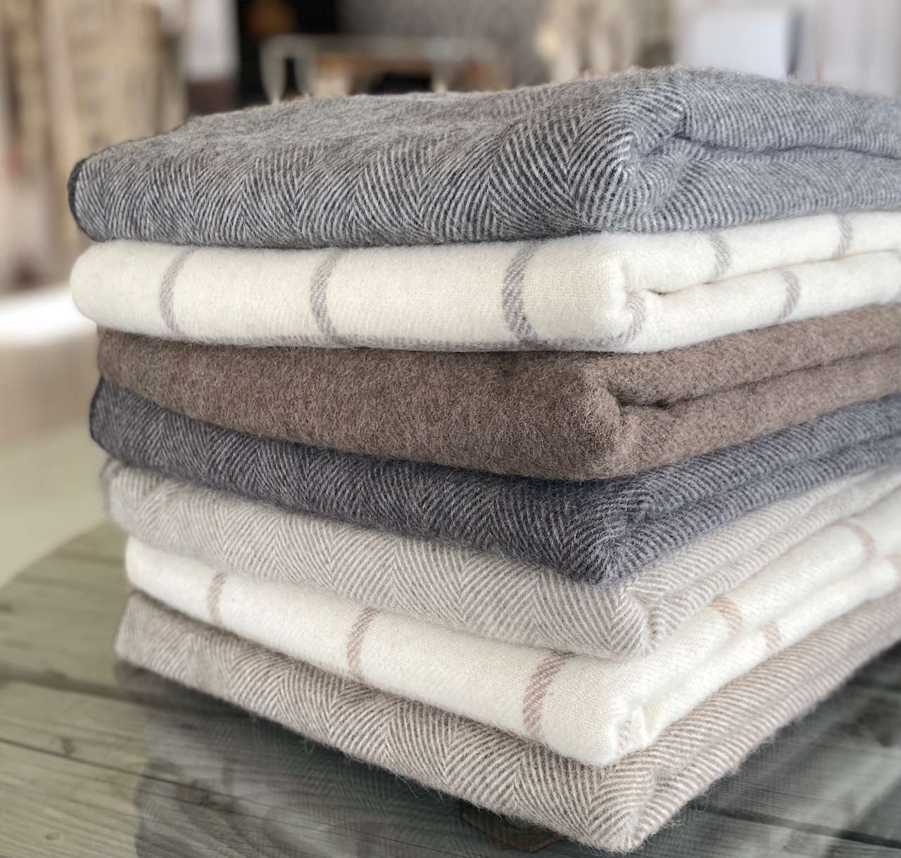 Alpakkapledd - ensfarget naturfarget sort, Herringbone