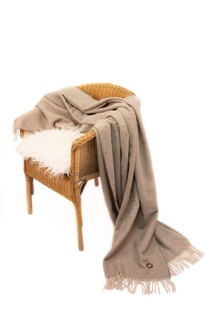 Solid natural fawn alpaca blanket, soft and sustainable, crafted from Norsk Alpakka fibers.