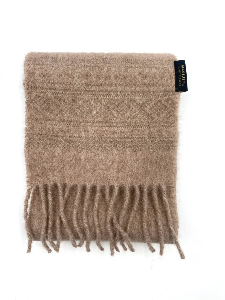 Marius® alpakkaskjerf i  naturfargen lys brun med beige tråd.