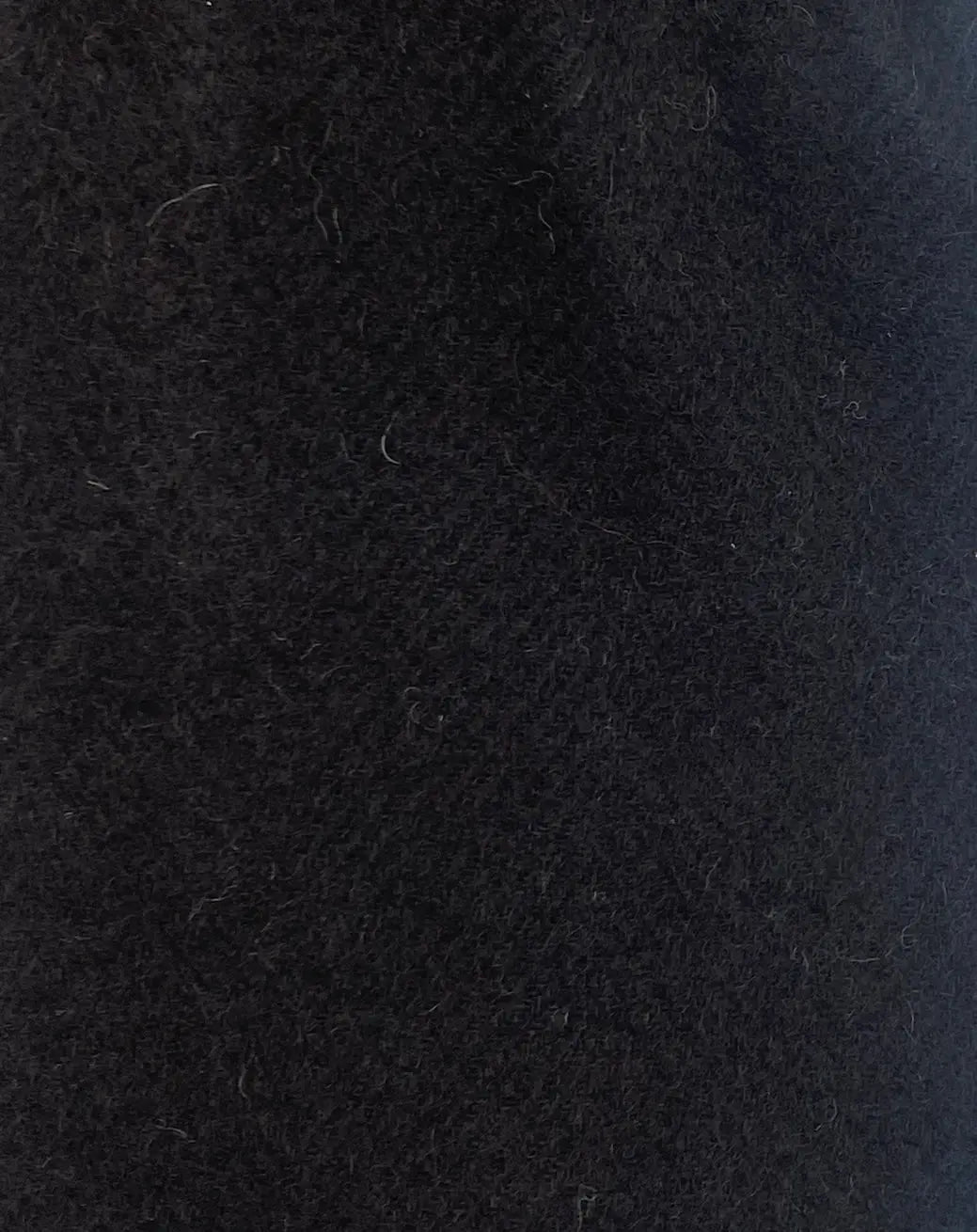 ©Moomin Characters ™ Hattifnatter alpakkaskjerf i naturfargen sort med gulltråd.