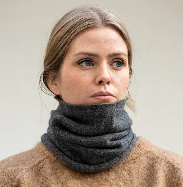 Warm alpaca-wool buff in natural tone, soft and stretchy, crafted by Norsk Alpakka.