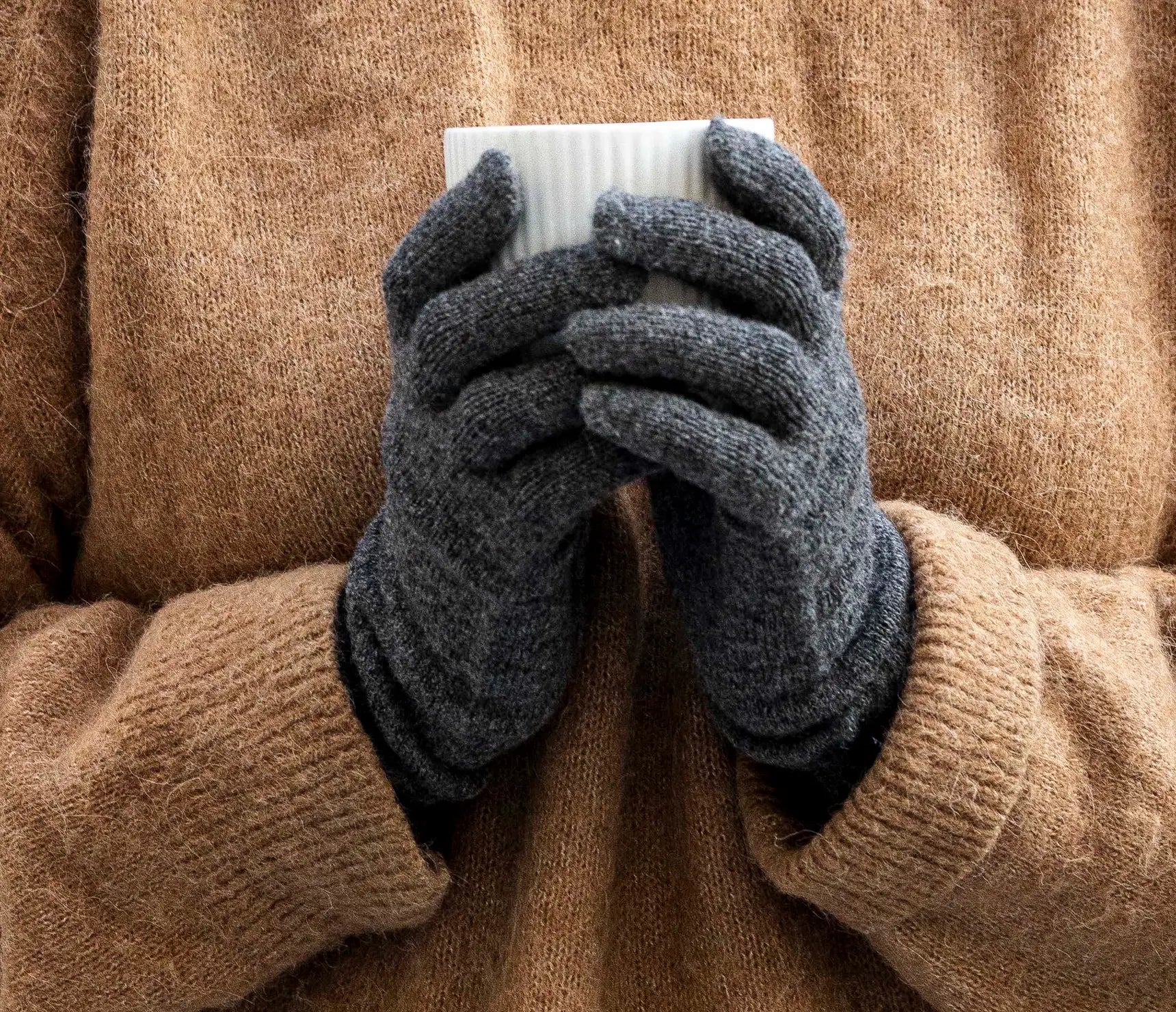 Thin alpaca wool gloves in natural fiber blend, unisex one size, crafted by Norsk Alpakka.